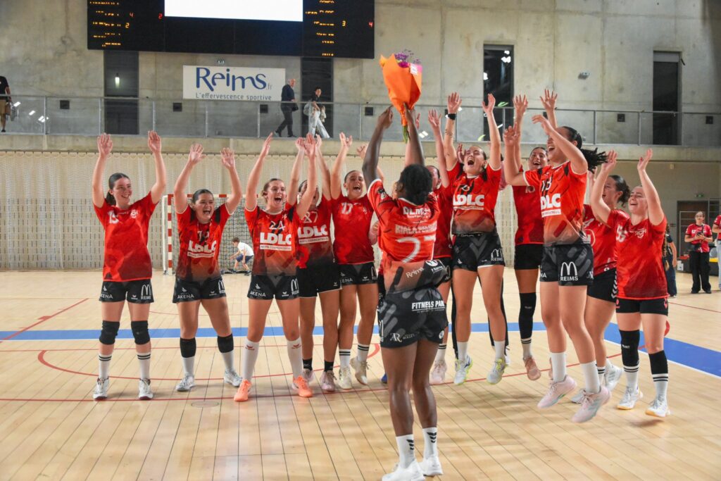 Les joueuses de la N2F du RCH célèbrent ensemble une victoire à domicile