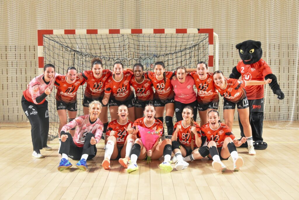Photo collective des Panthères du Reims Champagne Handball avec leur mascotte