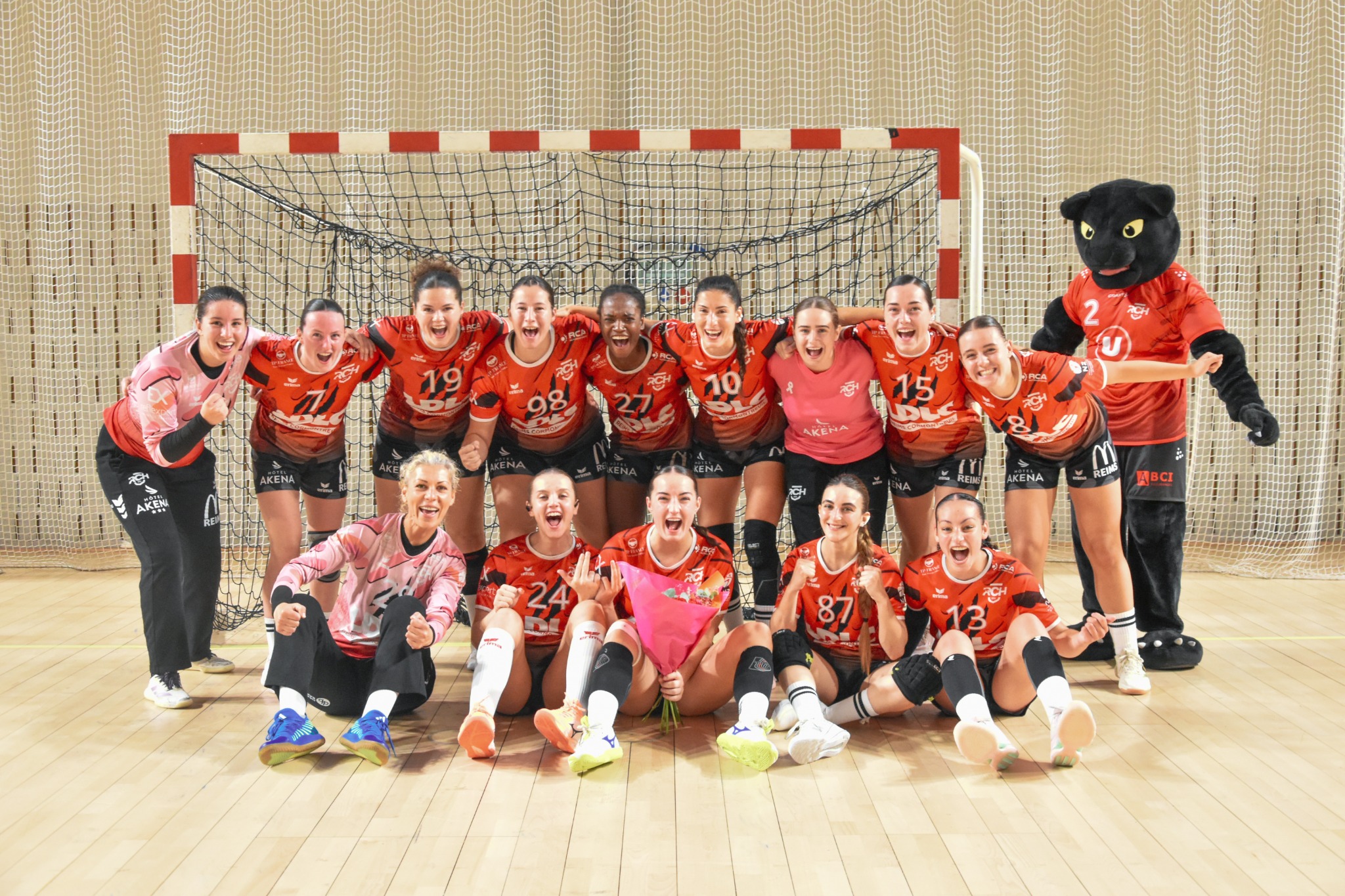 Photo collective des Panthères du Reims Champagne Handball avec leur mascotte
