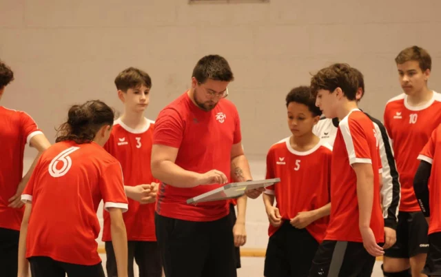 🎙 𝗜𝗡𝗧𝗘𝗥𝗩𝗜𝗘𝗪 𝗧𝗥𝗜𝗦𝗧𝗔𝗡 𝗥𝗘𝗕𝗘𝗧 - 𝗖𝗢𝗔𝗖𝗛 𝗨𝟭𝟱𝗚 𝗥𝗖𝗛/𝗧𝗚𝗛𝗖

1️⃣ Peux-tu te présenter ?

Je m’appelle Tristan, je suis au RCH depuis deux ans. J’y ai passé mon TFP4 en encadrant plusieurs collectifs. Cette saison, je poursuis l’aventure avec passion et l’envie de faire progresser nos licenciés et de contribuer au développement du club.

2️⃣ Quel bilan tires-tu de cette saison avec le groupe U15 ?

Cette saison est une vraie réussite, bien au-delà du classement. Le dernier match déterminera si l’équipe termine 2e ou 3e, mais l’essentiel est ailleurs : le groupe a énormément progressé, un jeu collectif s’est installé et l’état d’esprit a été exemplaire.
Cette finale vient récompenser leur investissement. Mon objectif était de les accompagner dans leur formation, transmettre des valeurs et faire émerger une dynamique de groupe. Aujourd’hui, je suis fier de ce qu’ils sont devenus, sur le terrain comme en dehors.

3️⃣ Peux-tu revenir sur la demi-finale ?

C’était un moment fort de la saison. On affrontait une équipe que l’on venait tout juste de rencontrer en championnat, donc on se connaissait bien. Le début de match a été difficile (-7 au score) mais les garçons ont montré un mental exceptionnel, portés par un public incroyable.
Ils sont revenus, ont pris 3 buts d’avance, avant d’être rejoints en fin de match. Aux penalties, c’est notre gardien qui nous envoie en finale. Cette victoire, on la doit à son sang-froid et à nos supporters, qui ont ravivé l’espoir quand c’était le plus dur.

4️⃣ Comment abordez-vous la finale ?

Nous avons un titre à défendre, donc on aborde cette finale avec sérieux et humilité. L’adversaire aura sans doute un esprit revanchard, donc on continue à travailler avec intensité et rigueur.
Et bien sûr, on espère revivre la même ambiance en tribunes que lors de la demi-finale, car ce soutien a vraiment porté les garçons. Ce serait formidable de partager à nouveau un moment aussi fort tous ensemble.

👏 Bravo à Tristan et à tout le groupe U15G pour ce beau parcours !

📆 Rendez-vous pour la finale 🔜

#RCH #U15G #marne #Finale #InterviewCoach #ReimsChampagneHandball #grandest